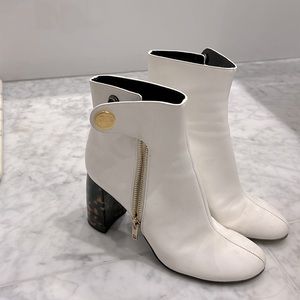 White leather boots with beautiful heel from Stella McCartney.